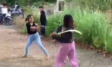 Dua Gadis Duel Mengunakan Celurit