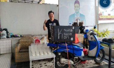" ANTUSIAS PEMUDA PANGKALAN BUN DI DEBAT PERDANA PILKADA KOBAR: REKSI, PENJUAL KOPI KELILING YANG KINI JADI RELAWAN GRHES DI STAND KNUANG KNAING KOPI " 