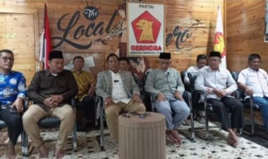 "RAHMAT HIDAYAT DAN EKO SOEMARNO SERUKAN KEDEWASAAN POLITIK : OPTIMISME DAN PESAN KEDAMAIAN MENYONGSONG PUTUSAN KPU JADI FOKUS JUMPA PERS DI SEKRETARIAT GRHES "