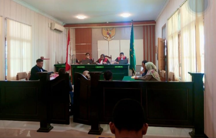 " TIGA SAKSI KUNCI DIHADIRKAN JAKSA PENUNTUT UMUM ANCAMAN HUKUMAN BERAT MENGINTAI KADES AMIN JAYA PADA SIDANG KEDUA YANG DIGELAR DI PN I B PANGKALAN BUN "