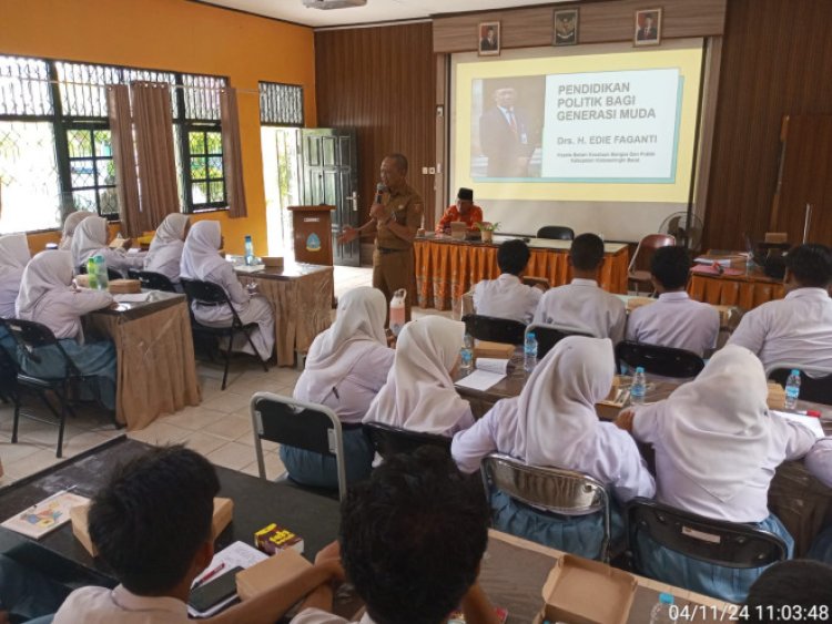 " KESBANGPOL KOBAR BENTUK GENERASI MUDA BERINTEGRITAS LEWAT SOSIALISASI POLITIK DI SMAN 2 KUMAI "