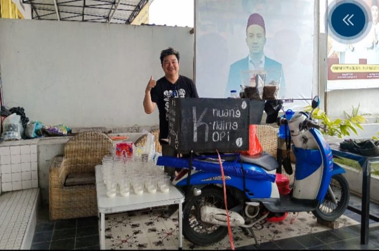 " ANTUSIAS PEMUDA PANGKALAN BUN DI DEBAT PERDANA PILKADA KOBAR: REKSI, PENJUAL KOPI KELILING YANG KINI JADI RELAWAN GRHES DI STAND KNUANG KNAING KOPI " 