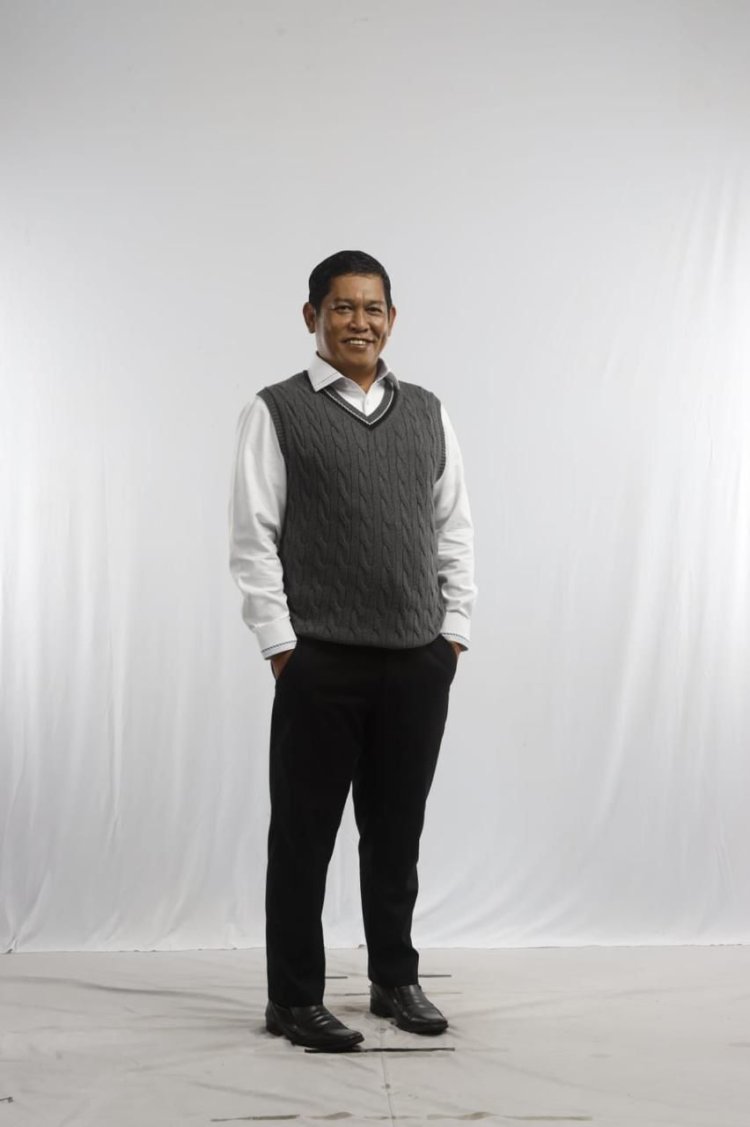 " BERSAMA RAHMAT HIDAYAT : PEMIMPIN BERSAHAJA DAN HARAPAN BARU UNTUK KOTAWARINGIN BARAT YANG BERSAHABAT "