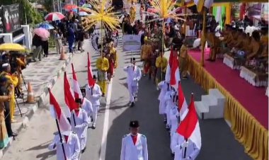 " SMPN 6 ARSEL TAMPILKAN TUMPENG KOLOSAL DAN BUSANA BHINNEKA TUNGGAL IKA, WARNAI PAWAI NASI ADAB HUT KOBAR KE-65 "