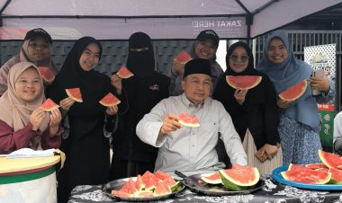 "ZAKAT IN GAZA RAYAKAN GENCATAN SENJATA PALESTINA DENGAN MEMBAGIKAN SATU TON SEMANGKA DI BERBAGAI WILAYAH "