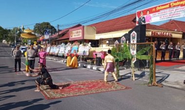 " GEMURUH BUDAYA SAMBUT KAPOLRES BARU KOBAR : AKBP THEODORUS DISAMBUT SAKRAL DENGAN POTONG PANTAN DAN TAMPUNG TAWAR DI BUMI MARUNTING BATU AJI "