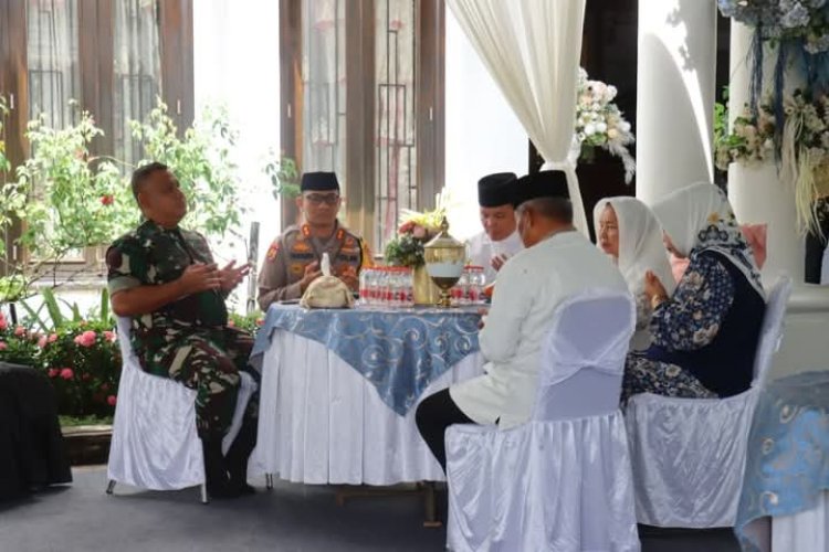 " KAPOLRES KOBAR HADIRI HALAL BIHALAL DI KEDIAMAN GUBERNUR KALTENG : PERERAT SINERGITAS UNTUK WUJUDKAN KAMTIBMAS YANG HARMONIS " 