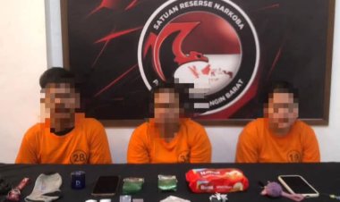 “ POLRES KOBAR BONGKAR SINDIKAT NARKOBA ANTAR KECAMATAN : TIGA PELAKU DIAMANKAN, PULUHAN GRAM SABU SIAP EDAR DIGAGALKAN ”