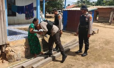 " POLSEK ARUTA HADIRKAN KEPEDULIAN DAN CINTA KASIH LEWAT 50 PAKET SEMBAKO UNTUK WARGA KURANG MAMPU DI PANGKUT "