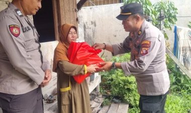 " POLSEK KUMAI HADIRKAN KEPEDULIAN NYATA : BANSOS SEMBAKO DOOR TO DOOR UNTUK LANSIA, PASIEN SAKIT, DAN ANAK YATIM PIATU " 