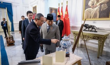 " MAKAN SIANG KENEGARAAN PENUH MAKNA DI ISTANA MERDEKA : INDONESIA DAN TIONGKOK PERKUAT PERSAHABATAN STRATEGIS SERTA KOMITMEN EKONOMI INKLUSIF KAWASAN "