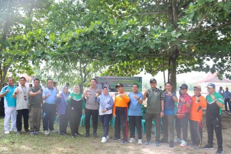 " WAKAPOLRES KOBAR HADIRI GERAKAN JUMAT BERSIH DAN PENANAMAN POHON : SINERGI HIJAU MENUJU KOTAWARINGIN BARAT YANG ASRI DAN BERKELANJUTAN "