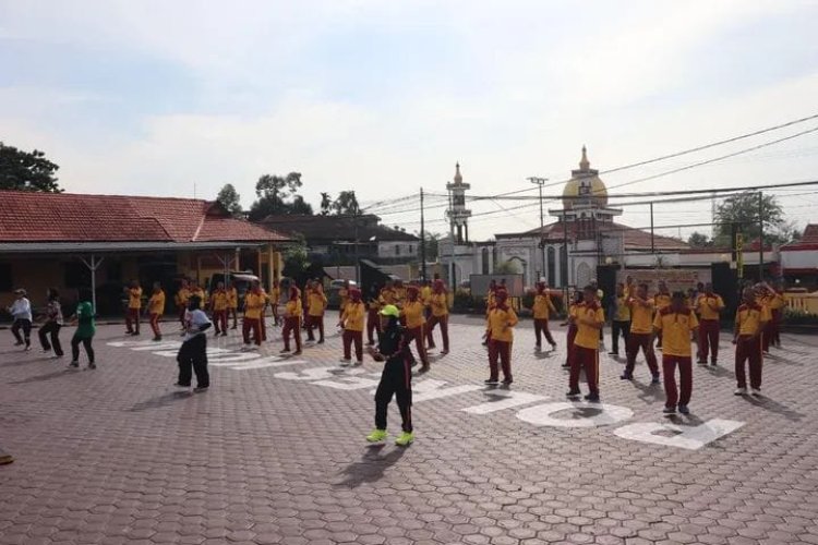 " BANGUN ENERGI POSITIF, SATUKAN LANGKAH DALAM KEBUGARAN : POLRES KOBAR GELORAKAN SEMANGAT MELAYANI LEWAT OLAHRAGA JUMAT CERIA "