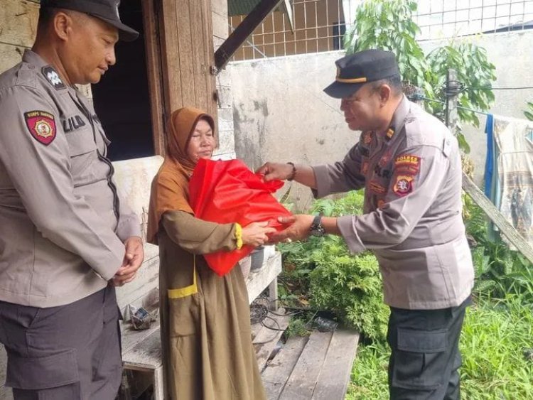" POLSEK KUMAI HADIRKAN KEPEDULIAN NYATA : BANSOS SEMBAKO DOOR TO DOOR UNTUK LANSIA, PASIEN SAKIT, DAN ANAK YATIM PIATU " 