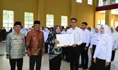 " 859 PPPK PERIODE II FORMASI TAHUN ANGGARAN 2024 RESMI DI LANTIK BUPATI Hj. NURHIDAYAH: TEGUHKAN KOMITMEN INTEGRITAS, PROFESIONALISME, DAN DEDIKASI " 