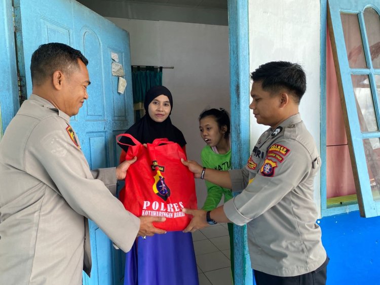 “ POLRES KOBAR TEBAR KEPEDULIAN : BANSOS JADI JEMBATAN KASIH, WARGA DUKUNG SINERGI DEMI DAERAH AMAN DAN KONDUSIF ”