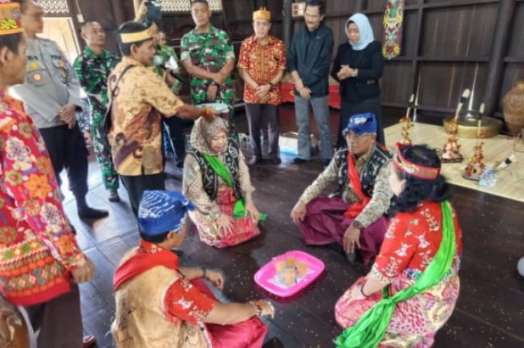 “ PATIH GUCI DAN PATIH AGUNG SETIAJAYA: GELAR ADAT DAYAK UNTUK BUPATI DAN WABUP KOBAR, SIMBOL HARMONI SERTA PENGHORMATAN BUDAYA DI ACARA NYANGKOLATAN MANTIR ”