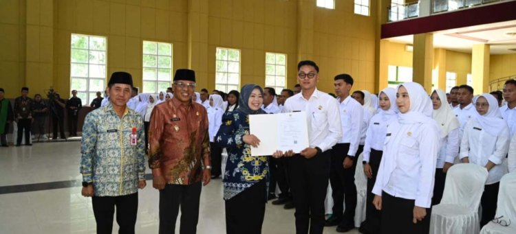 " 859 PPPK PERIODE II FORMASI TAHUN ANGGARAN 2024 RESMI DI LANTIK BUPATI Hj. NURHIDAYAH: TEGUHKAN KOMITMEN INTEGRITAS, PROFESIONALISME, DAN DEDIKASI " 