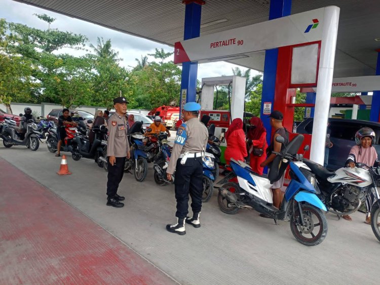 “ ANTISIPASI PENIMBUNAN DAN CIPTAKAN KETERTIBAN : POLSEK KUMAI SIGAP AMANKAN ANTRIAN BBM DI SPBU FIRDAUS ”